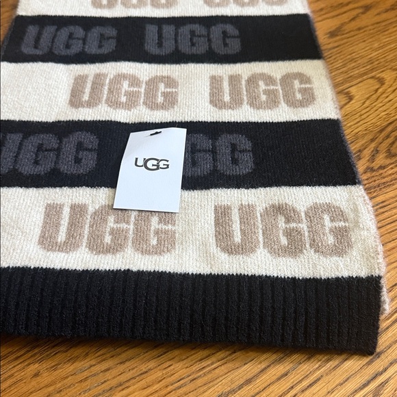 UGG Women's Scarf in Black, Cream, and Brown NWT - Picture 3 of 4